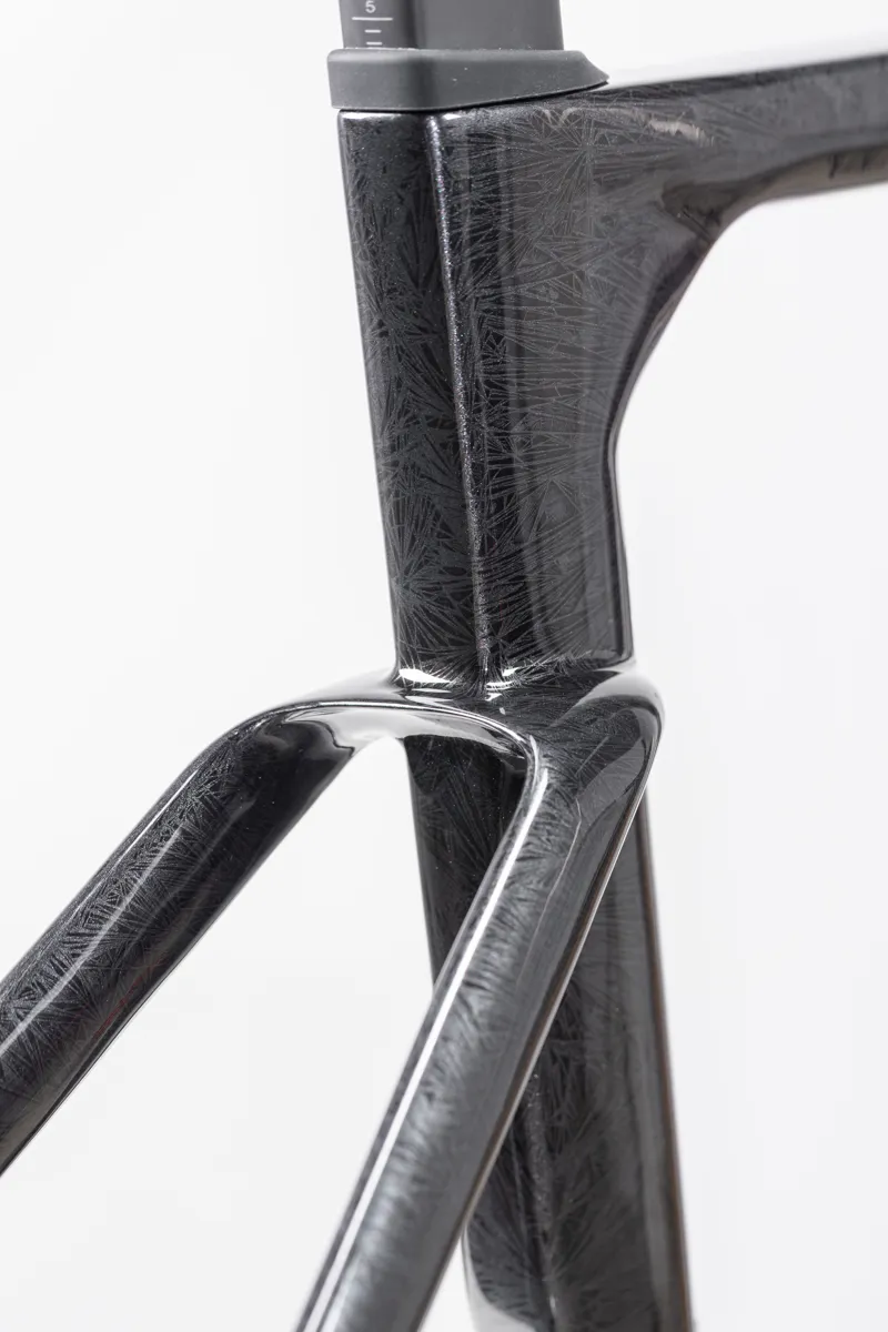 Winspace M6 Carbon Frost Black Frame-3